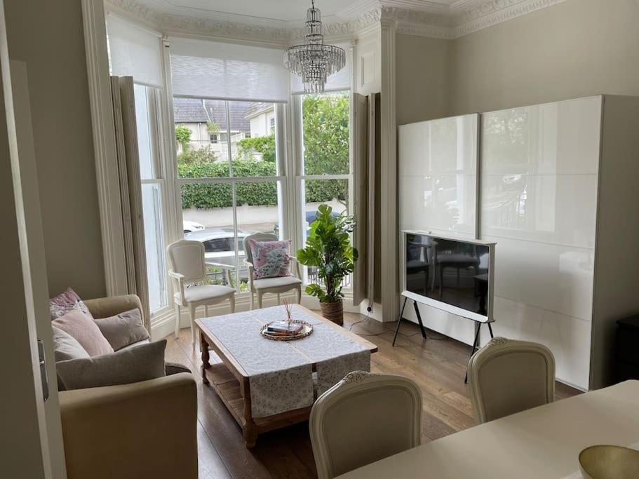 Stylish 3-Bedroom Flat In Kensington Лондон Екстериор снимка