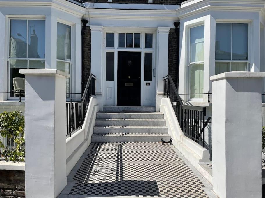 Stylish 3-Bedroom Flat In Kensington Лондон Екстериор снимка