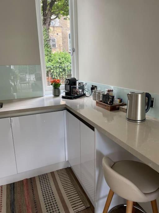 Stylish 3-Bedroom Flat In Kensington Лондон Екстериор снимка