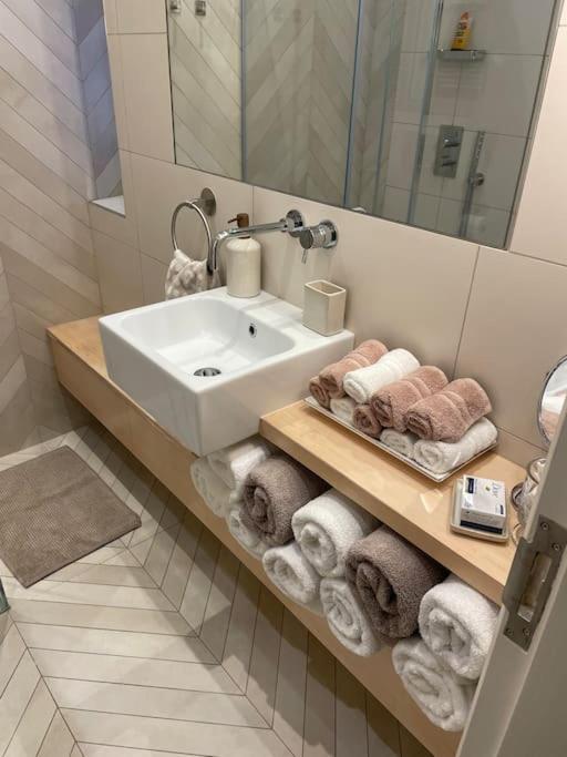 Stylish 3-Bedroom Flat In Kensington Лондон Екстериор снимка