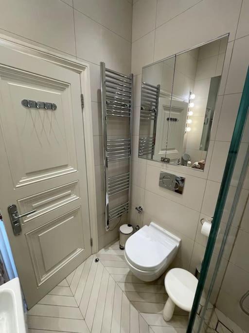 Stylish 3-Bedroom Flat In Kensington Лондон Екстериор снимка